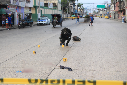 La zona fue cercada por agentes policiales, para impedir el paso de peatones por la escena del crimen.