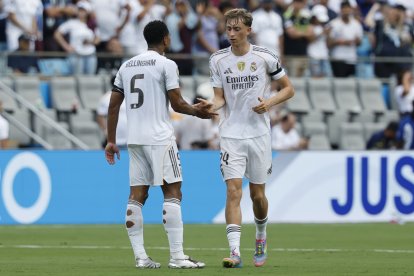 Jude Bellingham (i) y Dean Huijsen (d) son titulares en el Real Madrid.