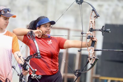 La joven arquera de 18 años fue el récord nacional en la modalidad de arco compuesto el fin de semana pasado con puntuación de 698.
