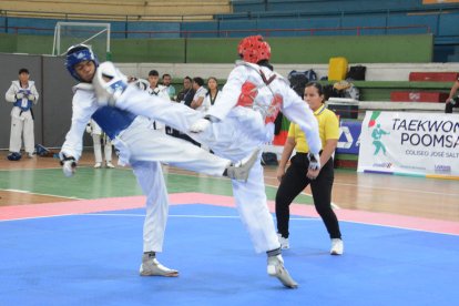 Una de las representantes de Pichincha (d) en combate de los Juegos.