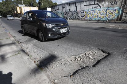 Conductores suelen caer en este hueco de la calle La Condamine.