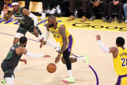 LeBron James (c) estrella de Los Ángeles Lakers y la NBA.