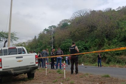 El cuerpo del uniformado fue cubierto con una sábana blanca.