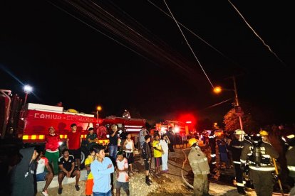 Miembros del Cuerpo de Bomberos de Santa Elena llegaron para atender la emergencia.
