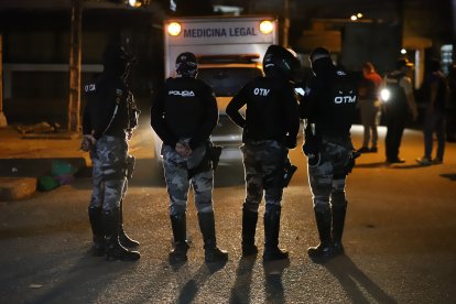 Policías acudieron al sector para recabar indicios y retirar los cadáveres.