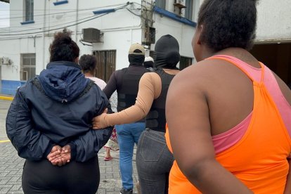 La Policía detuvo a algunas mujeres para investigación.