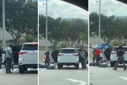 Cuatro hombres a bordo de un vehículo de alta gama fueron revisados por agentes de la Policía.