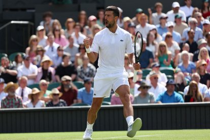 Novak celebra su punto contra el británico Daniel Evans durante su partido de segunda ronda en Wimbledon.