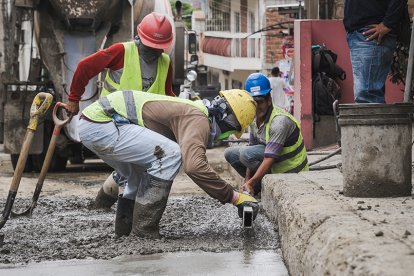La reconformación de escalinatas y bordillos es una de las obras que se ejecutan.