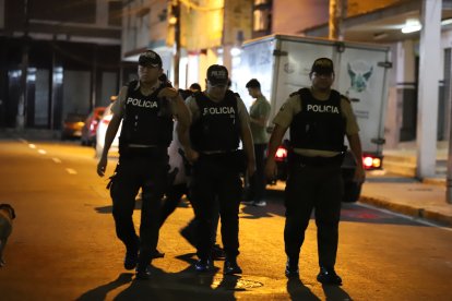 La Policía llegó al lugar y realizó el levantamiento del cadáver.