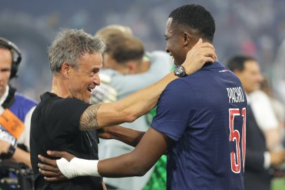 Luis Enrique (i), entrenador del París Saint Germain, junto con el defensa Willian Pacho.