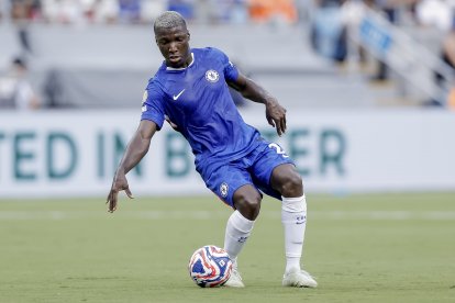 Moisés Caicedo es titular fijo en la volante de Chelsea.