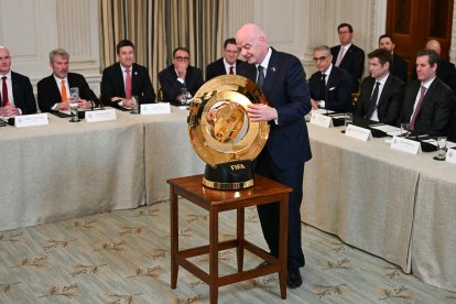 El presidente de la FIFA Gianni Infantino presenta el trofeo de la Copa Mundial de Clubes de la FIFA.