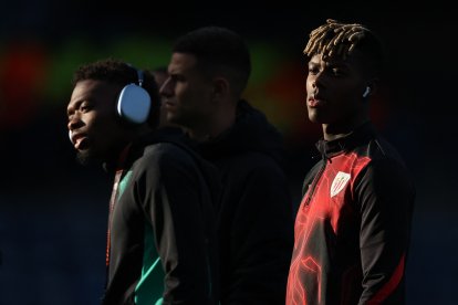 Nico Williams antes del partido de cuartos de final de la UEFA Europa League.