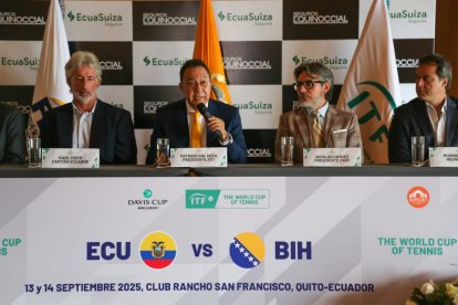 Raúl Viver, capitán de Ecuador (i); Patricio Galarza, presidente de la FET; Nicolás Chávez, presidente del Club Rancho San Francisco y Rodrigo Godoy, directivo de la FET durante la presentación.