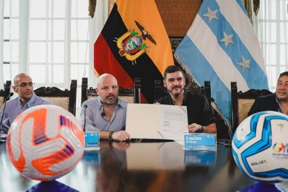 El alcalde Aquiles Alvarez y el presidente de LigaPro, Miguel Ángel Loor, firmaron el convenio que da luz verde a este torneo.