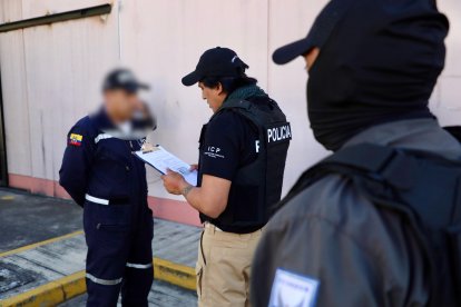 Los operativos para desarticular red de venta de armas de la Policía se hizo en cuatro provincias.