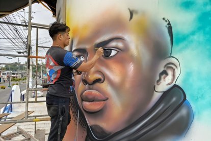 El artista plástico Robert Santos es el autor del mural en el que Willian Pacho quedará inmortalizado en su natal Quinindé. Será el punto de festejos si hoy gana.