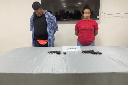 Un hombre y una mujer fueron aprehendidos con armas.