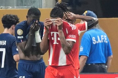 Willian Pacho salió expulsado luego de una fuerte entrada a un rival