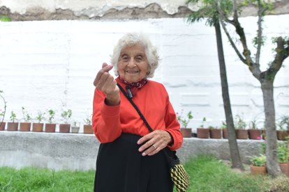 Matildita saluda a todos con un corazón coreano (dedos cruzados) y con la frase “Hi, besties”.