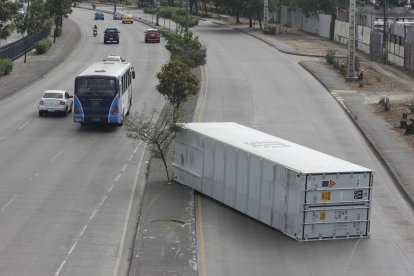 Un contenedor quedó volcado en la autopista Narcisa de Jesús, norte de Guayaquil, tras desprenderse de un tráiler que circulaba en la madrugada de este domingo 6 de julio.