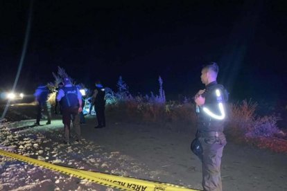 Agentes policiales investigan quiénes están implicados en el doble crimen.