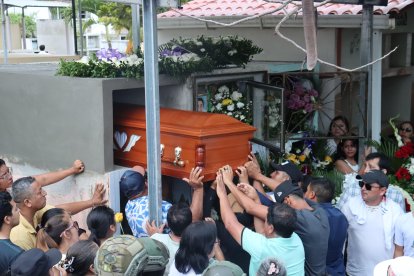 Multitudinaria despedida en el entierro de Dhana Ponce, fallecida tras una caída.