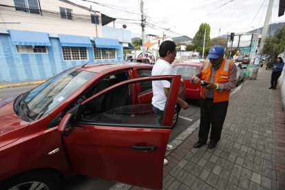 Los cuidadores lucen distintivos como chalecos para garantizar que forman parte del proyecto en ambos sectores.