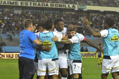Michael Estrada es felicitado por sus compañeros tras marcar el gol de Liga de Quito.
