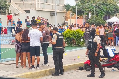 La escena del crimen fue rodeada por la ciudadanía. Los moradores se alarmaron por el doble asesinato.