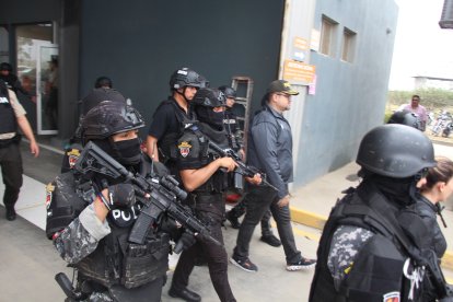 Agentes de la Policía Nacional toman el control de la Agencia de Tránsito de Durán.