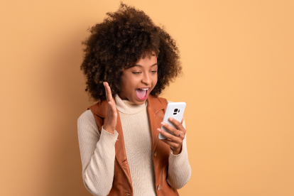 La RAE recomienda escribir la risa como ‘ja, ja, ja’, separando con comas cada sílaba para reflejar su pronunciación natural en español.