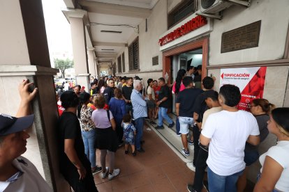 Cientos de personas hacen fila en el Banco de Sangre de Guayaquil.