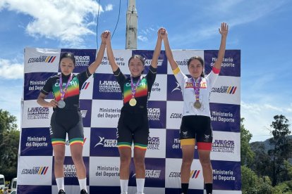 Carchi hizo el 1-2 en la prueba de ciclismo de ruta con el oro de Nahomi (c) y la plata de Allison Fuertes (i).