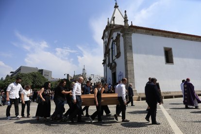 Amigos y familiares del futbolista portugués durante el funeral el 5 de julio.