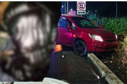 La familia se movilizaba en este vehículo rojo, por la vía a Quito, en Santo Domingo de los Tsáchilas.