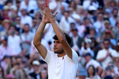 El tenista español celebró tras acercarse a su objetivo de revalidar el título de Wimbledon