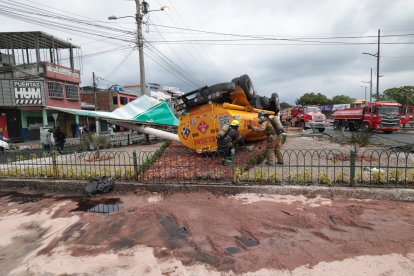 La señalética de ingreso a Durán fue derribada por el tanquero siniestrado.