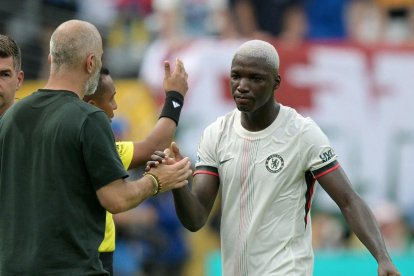 Moisés Caicedo (d) no logró terminar el encuentro entre Chelsea y Fluminense por una lesión de tobillo.