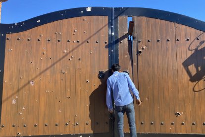 Puerta con impactos de bala de la casa donde fue capturado Ovidio Guzmán, hijo del 'Chapo'.