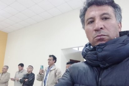 Raúl Vayas permanece hospitalizado con graves quemaduras en su cuerpo, indicó su esposa.