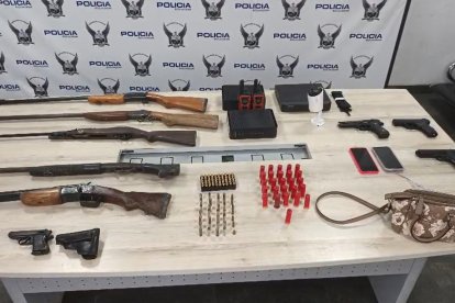 Estas fueron las armas y evidencias encontradas en el inmueble en el sector de Mapasingue Oeste.