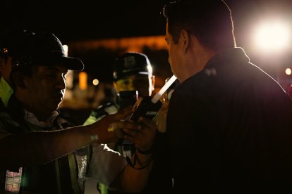 Ciudadano realizando prueba rápida de alcoholemia durante un operativo de la ATM.