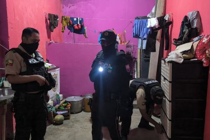 Durante el operativo Apolo 1.0 en Yaguachi, efectivos policiales ingresaron a inmuebles utilizados por presuntas estructuras criminales; se incautaron armas, drogas y motocicletas.