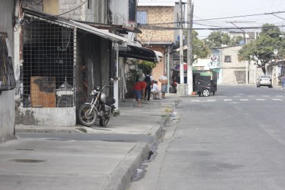 El cuerpo de la víctima quedó tendido sobre la calzada, a pocos metros de su vivienda.