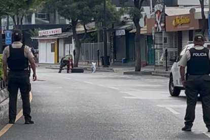 Un especialista en explosivos usando un traje especial se encargó de manejar y detonar la mochila sospechosa.