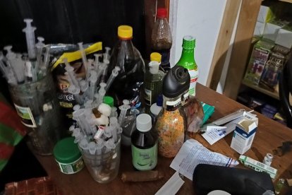 Estas son las jeringas encontradas por Arcsa en aquel local de Gualaceo.