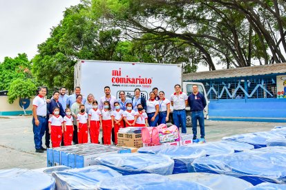 Los ejecutivos de Corporación El Rosado junto a los estudiantes.