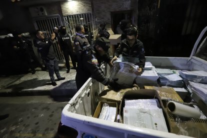 Los documentos para falsificar matrículas vehiculares fueron llevados a las bodegas de la Policía Judicial.